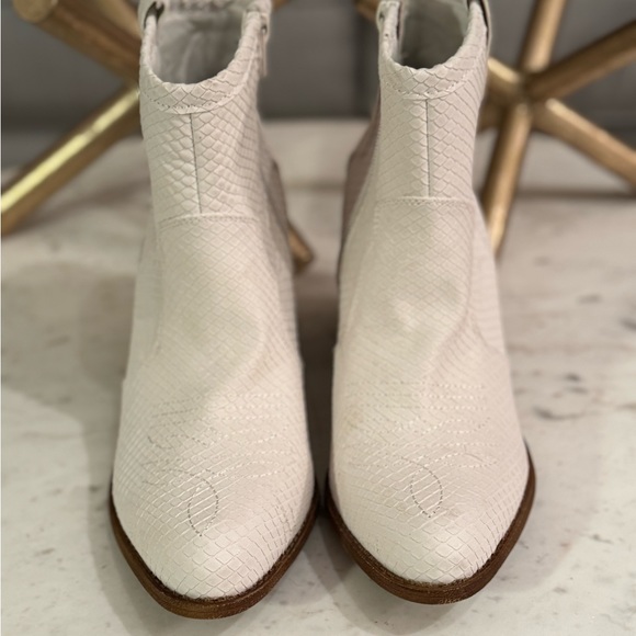 Dirty, laundry, western - Picture 2 of 6